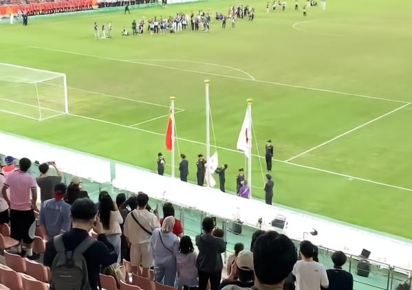 亚运男足颁奖礼闹笑话！冠军韩国的国旗被卡住+未能升起，全场狂嘘
