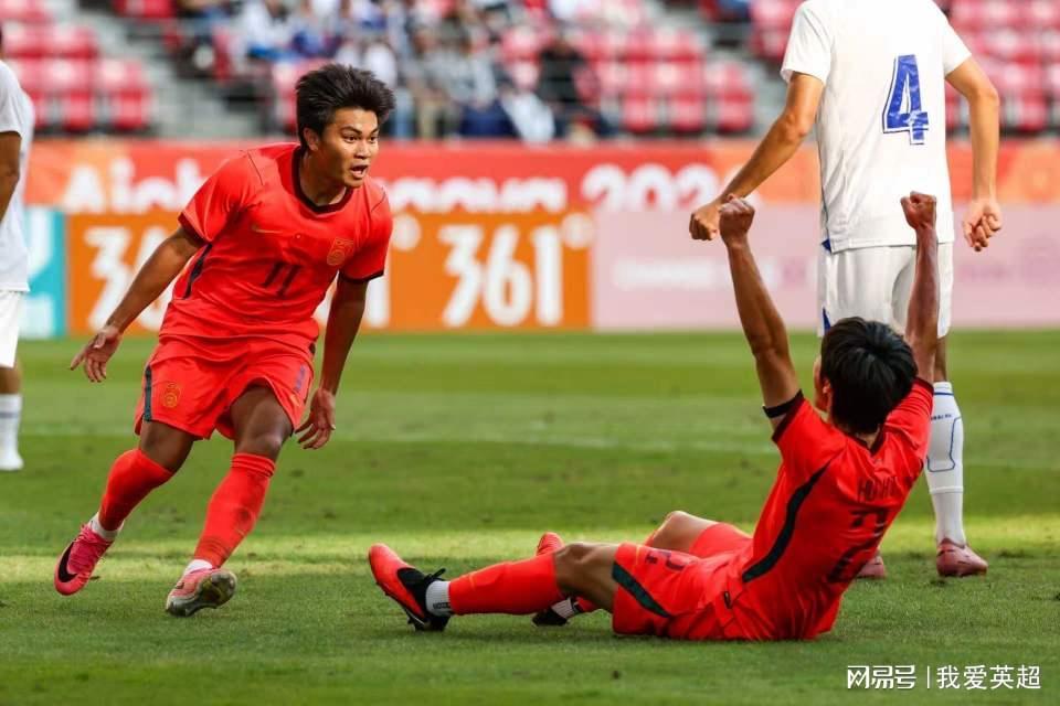国足半场暂1-1乌兹别克斯坦！胡荷韬破僵 蒯纪闻助攻 贺一然染黄